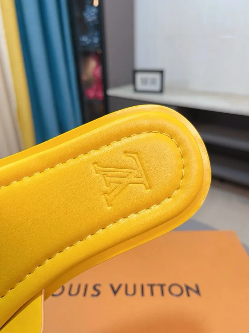 Men's shoes 💰300🌸🌸LV Ordinary men's spring and summer slippers, uppers imported from Italy, cowhide fabric, logo graphics, high-quality craftsmanship, soles: original soles specially provided by the original factory, exclusive movable molded soles super comfortable, original factory single goods, 🔍🔍high quality, you can enter and exit the counter at will, welcome to compare, size 38-45